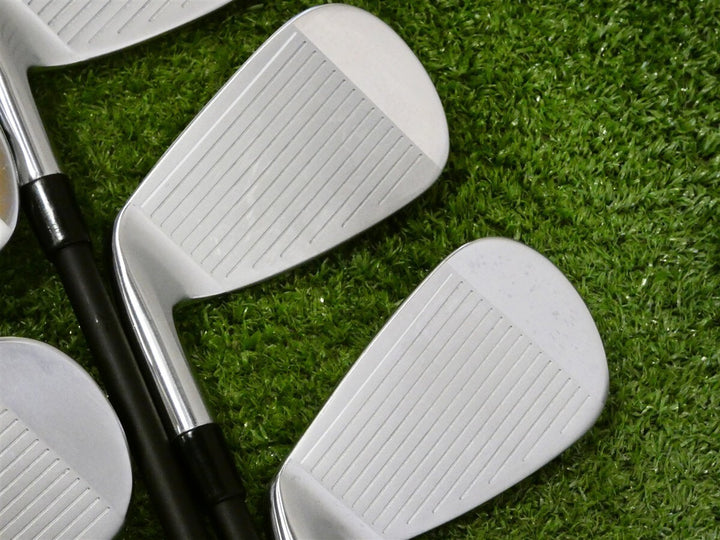 Callaway Quantum Max Fast Irons 7-P &amp; A Vanquish 50 R2 Senior Graphite Mint
