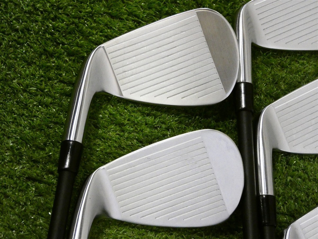 Callaway Quantum Max Fast Irons 7-P &amp; A Vanquish 50 R2 Senior Graphite Mint